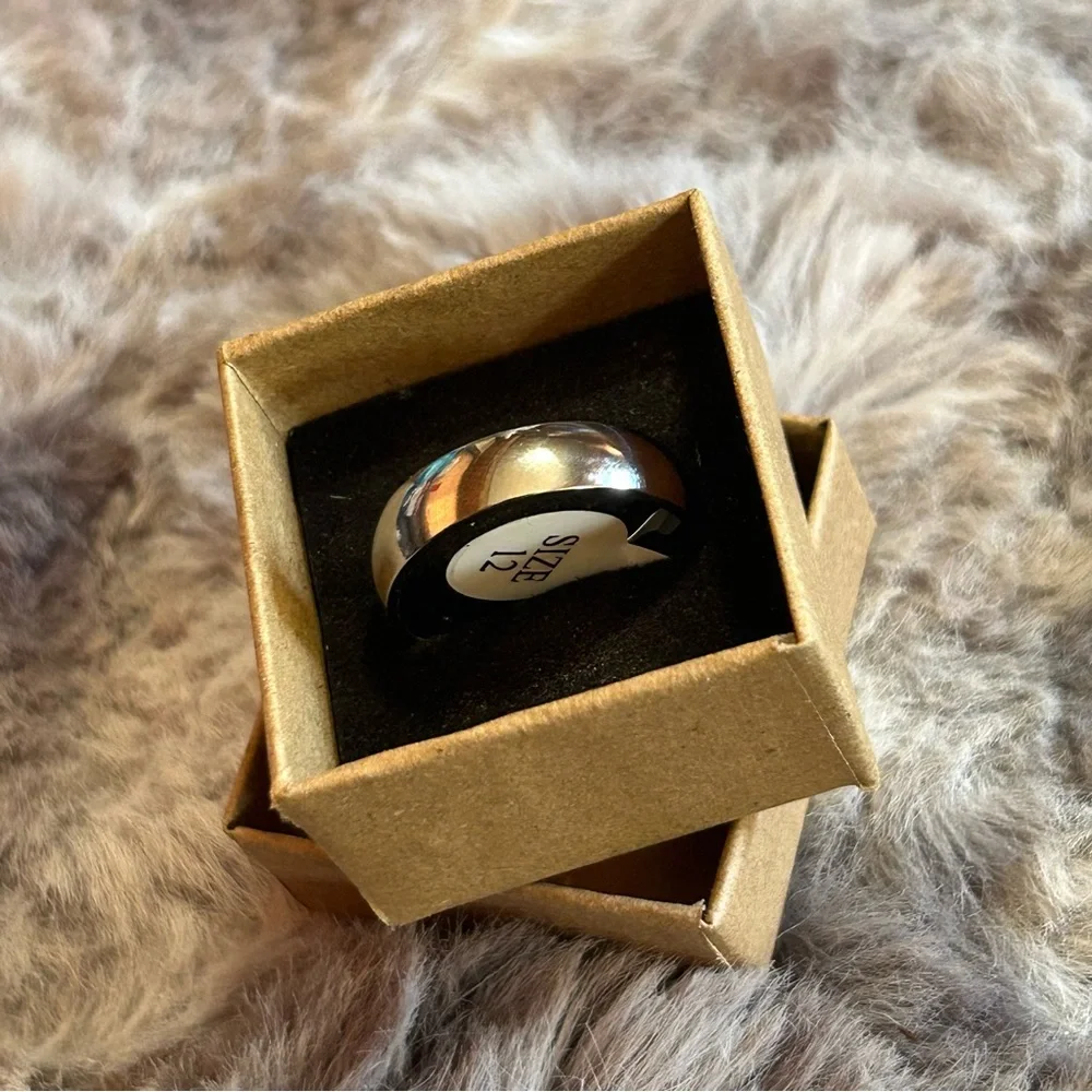 Men’s 6mm polished Titanium comfort band wedding ring NIB 12